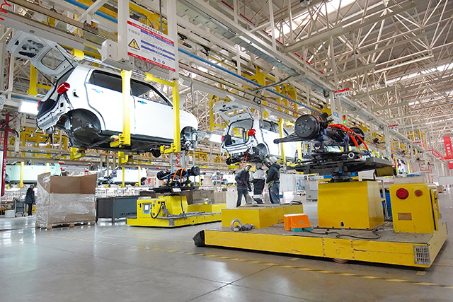 总装生产线上AGV智能搬运机器人在运送物料。本报记者  刘冰  摄.JPG