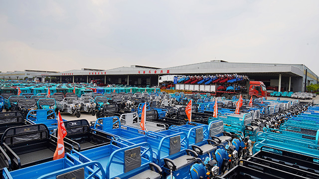 成品车整体排列等待出厂。本报记者 刘冰 摄.jpg